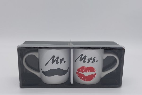 ein set mit tassen für mann und frau mit Mr und Mrs schriftzug, schnauzer und rote lippenabdrücke