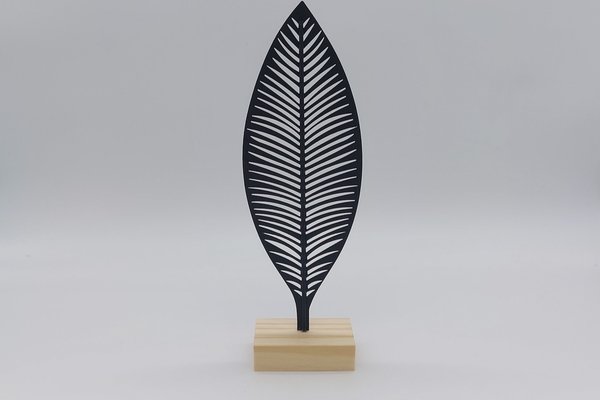 Metall-Blatt schwarz auf Holzsockel, ca. 25,5cm