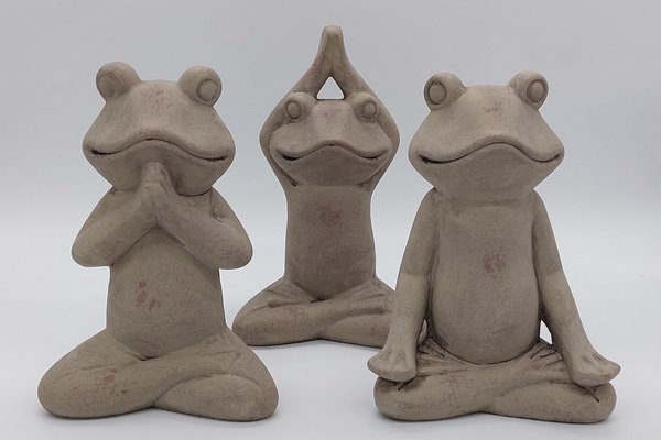 Yoga Frosch aus Ton -Grau / Braun, versch. Varianten