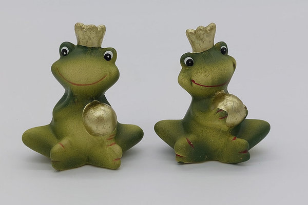 Froschkönig mit goldener Kugel aus Keramik 9 cm