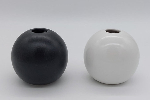 Vase aus Keramik, Schwarz oder Weiß, ca. 10 cm
