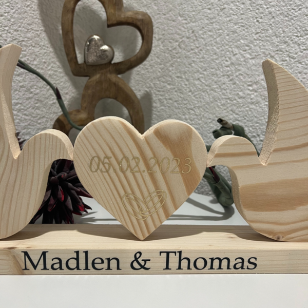Hochzeitsgeschenk aus Holz - Taubenpaar und Herz - personalisiert