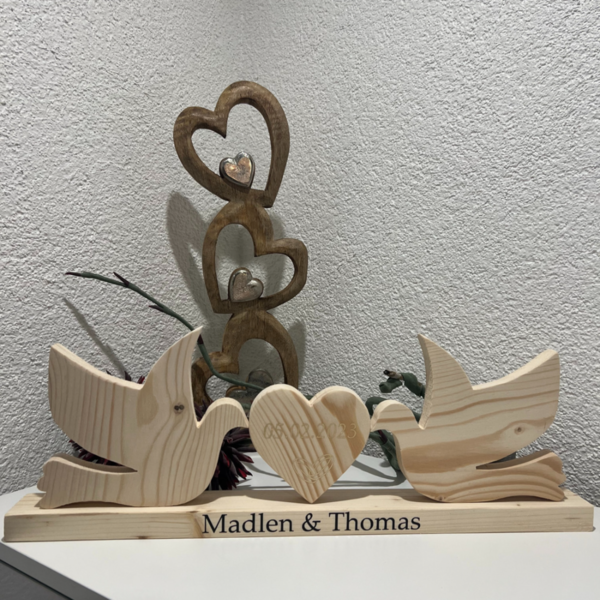 Hochzeitsgeschenk aus Holz - Taubenpaar und Herz - personalisiert